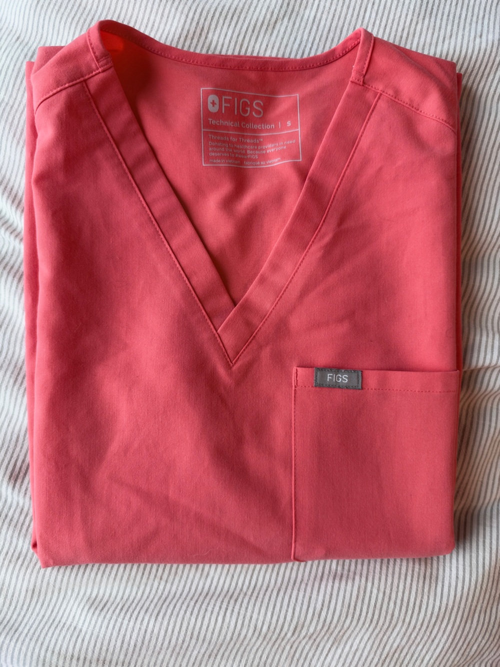 FIGS Women‘s Hot Coral Scrub Top